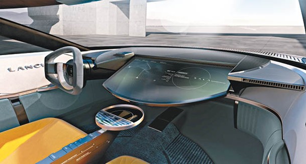 車載S.A.L.A.（Sound Air Light Augmentation）虛擬介面系統，錶台特設斜度可變的巨型屏幕。