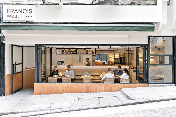 餐廳布置簡約，打開大玻璃窗可連接街道，用餐分外輕鬆寫意。