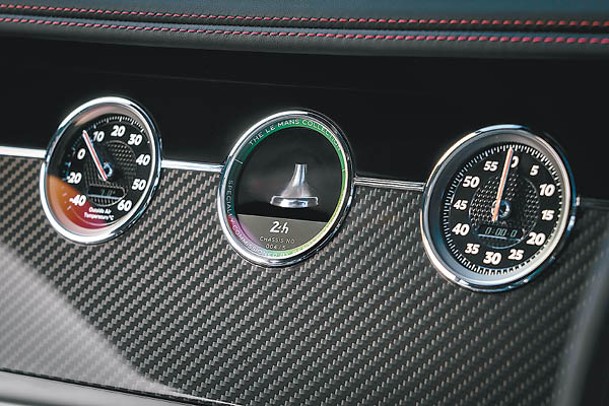 標準配備三面旋轉式中控面板，其中帶有3個錶盤的一面，中間被改成EXP Speed 8冠軍賽車引擎閥門的展示窗。