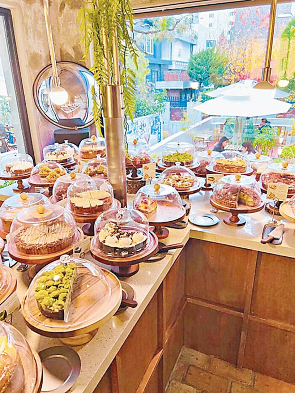 一進店即可見到桌上放滿木製圓盤，擺放了不同款式的批及蛋糕。