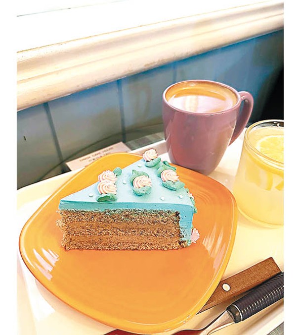 人氣甚高的伯爵茶蛋糕，粉藍底色襯以粉紅花花，入口有淡淡茶香。₩7,800（約HK$47）。
