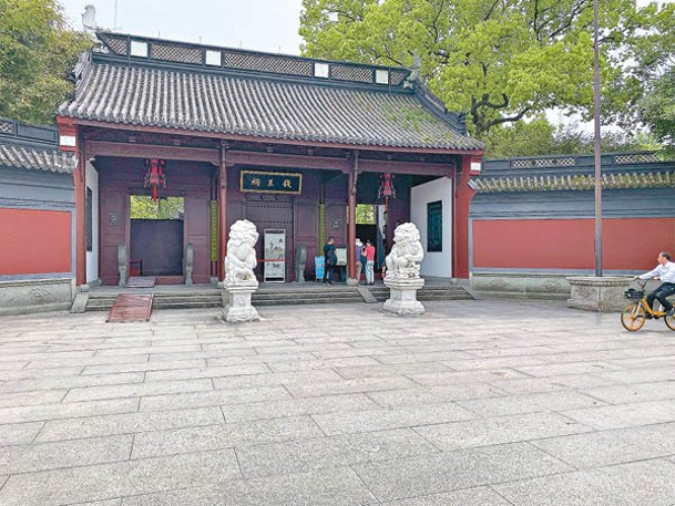 位於西湖東岸的錢王祠，始建於北宋，康熙和乾隆曾在此留有御題。