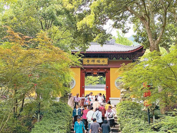 同樣於靈隱寺旁的永福寺，為東晉古剎，被譽為中國最美麗的寺院。