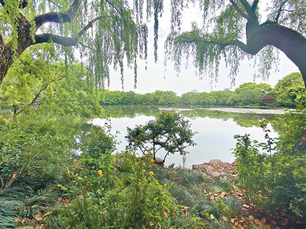 西湖位於杭州西面，三面環山，層巒疊嶂，景色宜人，因而有「天下第一湖」之稱。