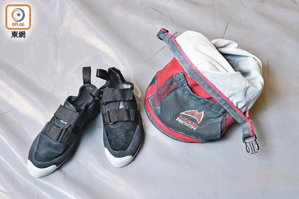 玩抱石最重要的裝備為岩鞋與防滑粉，圖右是裝着防滑粉的粉袋。