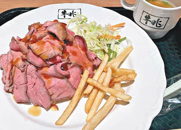 黑門市場著名的肉類專門店「牛兆」亦有進駐，有鮮肉賣之餘亦有烤肉拼盤等料理提供。¥1,100（約HK$64）。