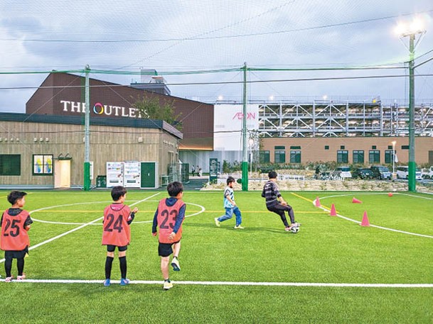 Outlet與球會「湘南比馬」合作，設計了一個五人足球場。