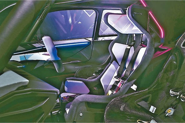 全車賽車桶椅皆由100%碳纖製成，配備Sabelt五點式安全帶。