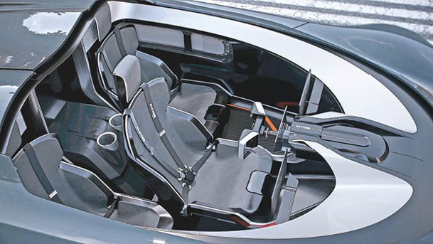 前1後2座位布局，好處是前方駕駛席可以像F1賽車座席般置於中央，讓駕駛者享受F1般的駕駛快感。而且碳纖賽車座椅配上5點式安全帶。