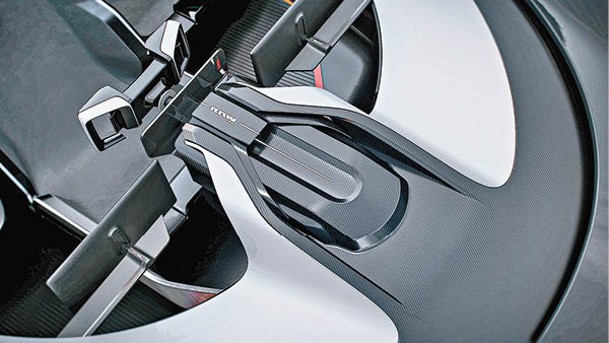 為達到極致輕量化，碳纖維物料在車廂內廣泛採用，連錶台也不例外。
