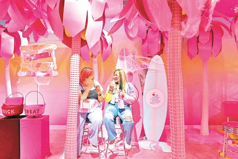 California Dreamin’展區周圍都是香蕉造型裝飾，設有椅子、滑板、粉紅樹木等滿滿Y2K風格。