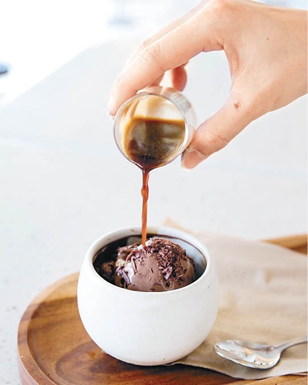 最新的甜品Affogato，於雪糕淋上香濃的Espresso，甜中帶少少苦味，售SG$13（約HK$75）。