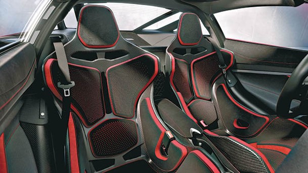 提供創新雙層外殼技術打造的超輕碳纖維賽車座椅選配，其重量較傳統碳纖維賽車座椅輕33%。