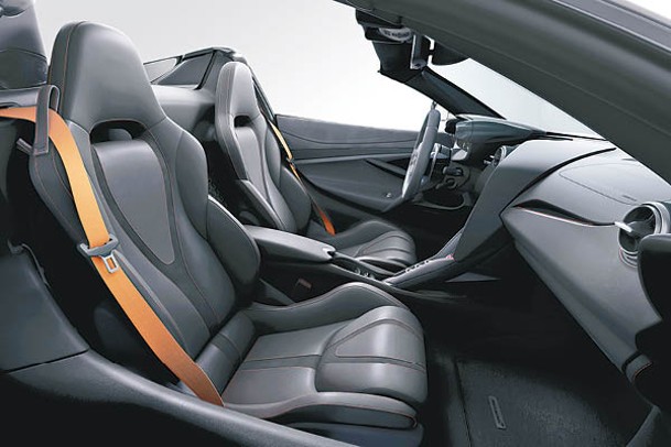 標準配備碳纖維外殼賽車座椅，比720S的運動型座椅還要輕上17.5kg。