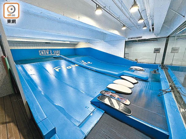 滑浪設施具有恒溫系統，雙滑道可同時容納兩人一起衝浪。