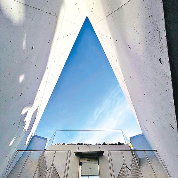 三角形元素貫穿建築內外，就連天井也呈三角形。