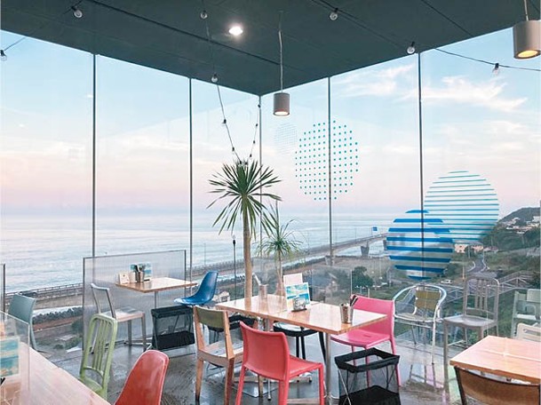 角落的座位可獨享一望無際的海岸線，是店主推介的最佳觀景位置。