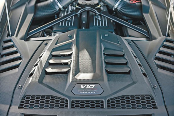 這具中置5.2L V10自然吸氣引擎，最大馬力達610CV。