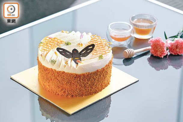 選用本地龍眼蜜製作的Honeycomb Cake，蜂蜜忌廉配山核桃海綿蛋糕，再以柑橘果醬調味，香甜有層次。
