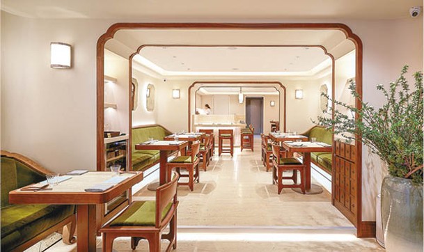 以巴黎法式小酒館作內裝設計概念，精緻裝潢打造出溫馨的家庭氣氛。