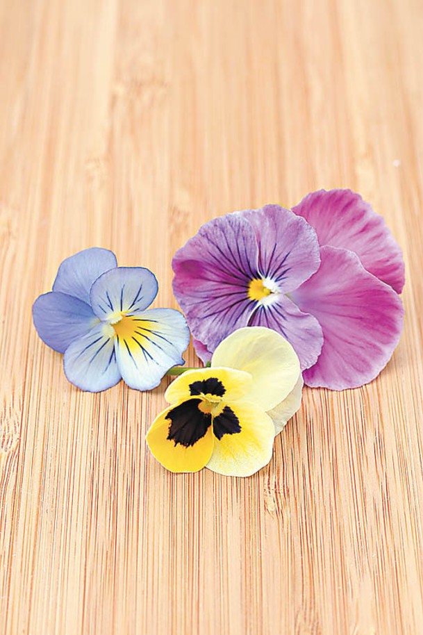 三色堇是常見食用花之一。