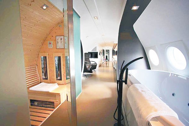 不僅備有獨立淋浴間，機上還設有紅外線桑拿室及按摩浴缸。