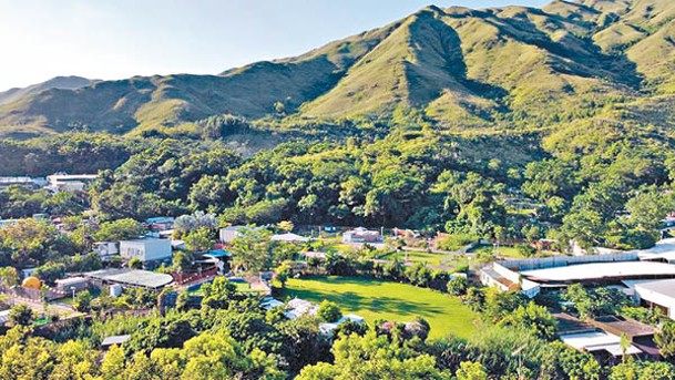 位於雞公嶺山腳下的大江埔場地廣闊，可眺望自然山景。