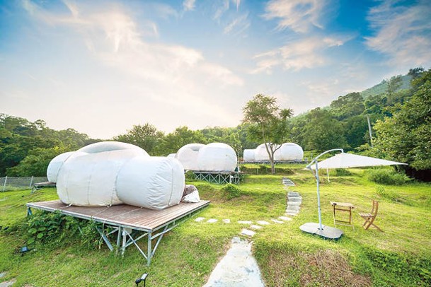 營地四面環山，內裏設有多款充氣泡泡屋的星空帳篷可租用。