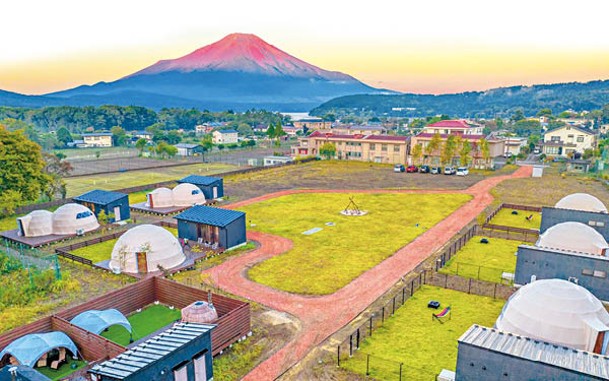 Glamping Village TOTONOI富士山中湖坐擁飽覽富士山景色的地理優勢。