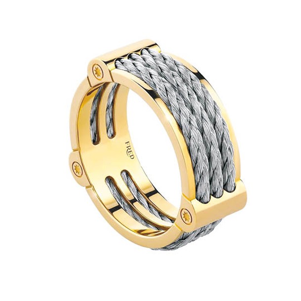 Winch系列以精鋼與黃金的雙材質打造而成，圖為黃金精鋼三環戒指。