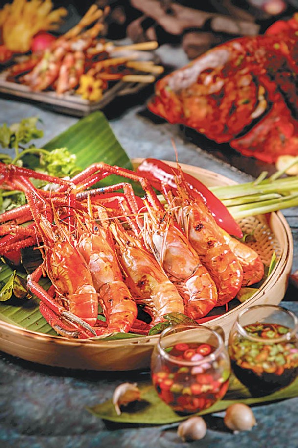 泰式燒大頭蝦<br>燒香後的大頭蝦蘸自家製的辣椒醬，香辛惹味。