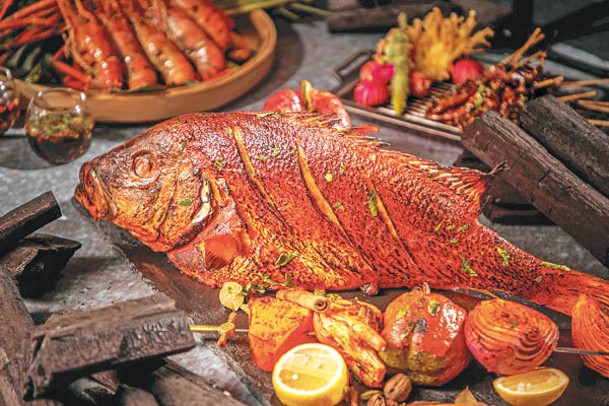 印度爐烤珍寶紅鯛魚<br>魚肉經印度烤肉香料醃製後炭火烤煮，帶獨特炭香味之餘，肉質細膩。