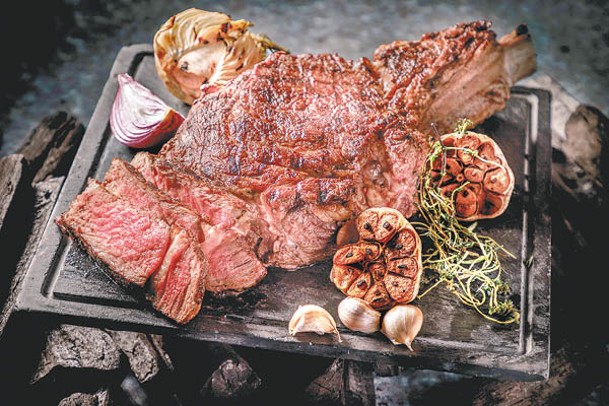 烤黑安格斯牛肋排<br>重量級的牛肋排烤得恰到好處，啖啖肉，肉質又粉嫩汁豐。