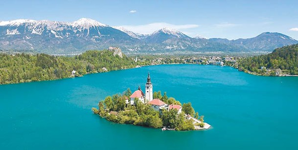 斯洛文尼亞的碧湖風景區有多個景點，包括湖中城堡、鐘樓、教堂等。