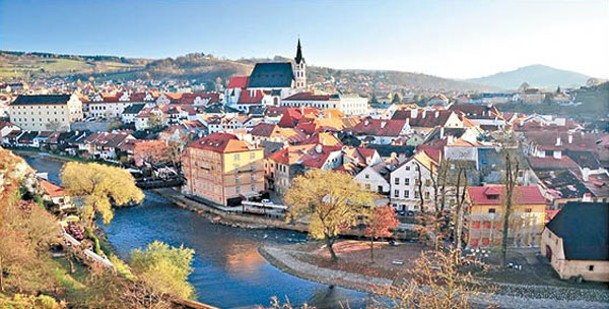 1992年成為世界遺產之一的克魯姆洛夫古城，城堡奢華氣派媲美布拉格宮廷，而舊城區則保存了傳統的波希米亞建築風格。