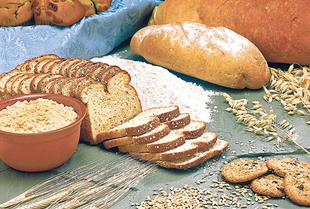 碳水化合物吸收後促使胰島素濃度上升，協助色胺酸運送到腦部，達到改善睡眠的效果，建議選擇複合性碳水化合物如全麥麵包、燕麥、糙米等。