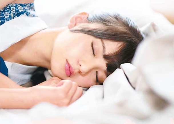 日本名醫提出的「733睡眠減肥法」，據說一個月可減1公斤。