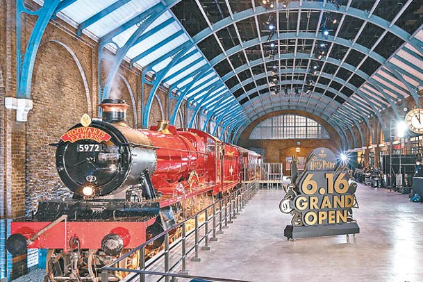 場內的霍格華茲特快列車大有來頭，前身是1929年生產的古董火車Dumbleton Hall號，在英國進行改裝後直接運到日本展出。
