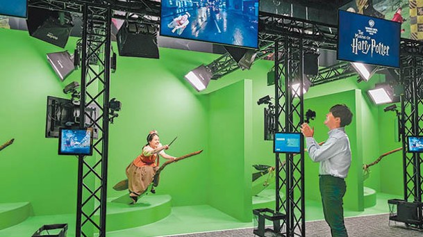 可以體驗電影拍攝時的綠幕技術，模擬坐上飛天掃帚，參加魁地奇比賽。