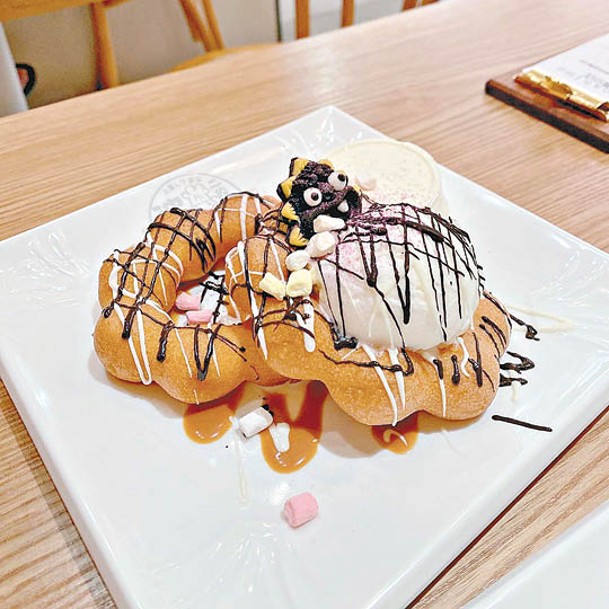 沖繩海鹽焦糖雪糕冬甩，熱辣辣焦糖配上凍冰冰雪糕，在口內冰火交融。