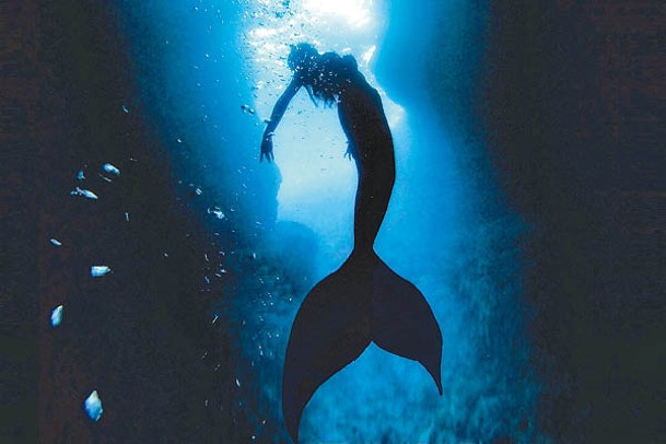 早年Iris帶備魚尾潛進沖繩青の洞窟暢泳兼拍攝，最好有同伴一齊落水。