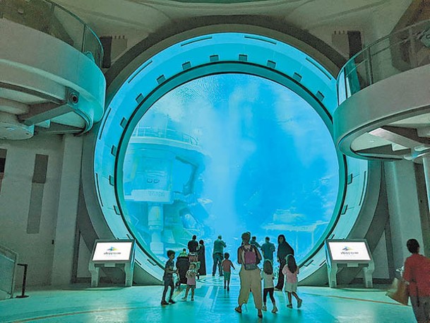 於無盡海洋區域可透過超大圓形玻璃觀賞6.8萬隻海洋動物的生態。