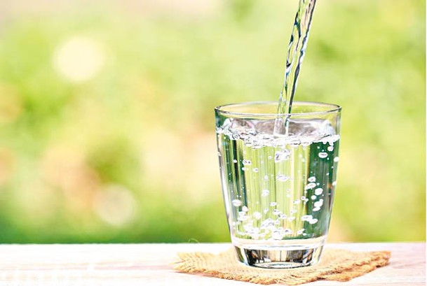 多喝水可加速人體的各種代謝，幫助排便。