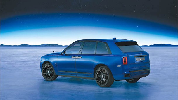 身披閃亮Stardust Blue星塵藍全新定制車色，配上象徵着大氣層的淺藍色手工腰線。