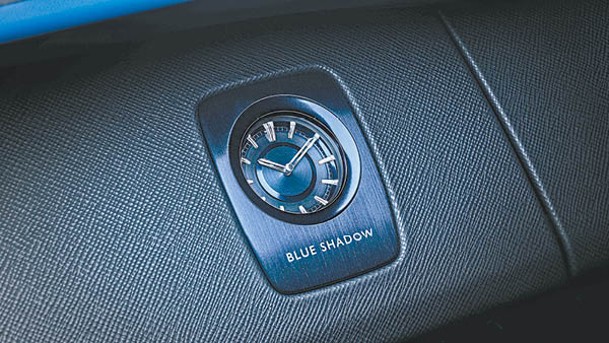 專屬定制指針時鐘，刻有以淺藍色陽極氧化處理的Blue Shadow字樣。