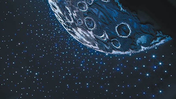 複雜的月球刺繡，巧妙地呈現眾多隕石坑。周圍則環繞着1,183顆閃爍動人的光纖星星，當中包括799顆白星及384顆藍星。