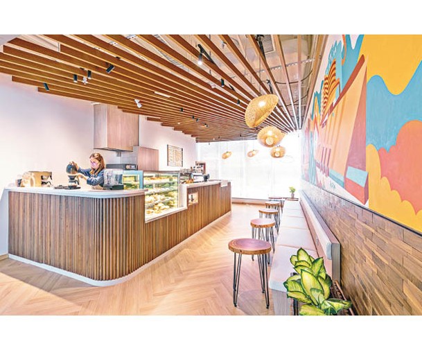 Cafe以回收木材來作布置，環保兼令空間充滿暖意。