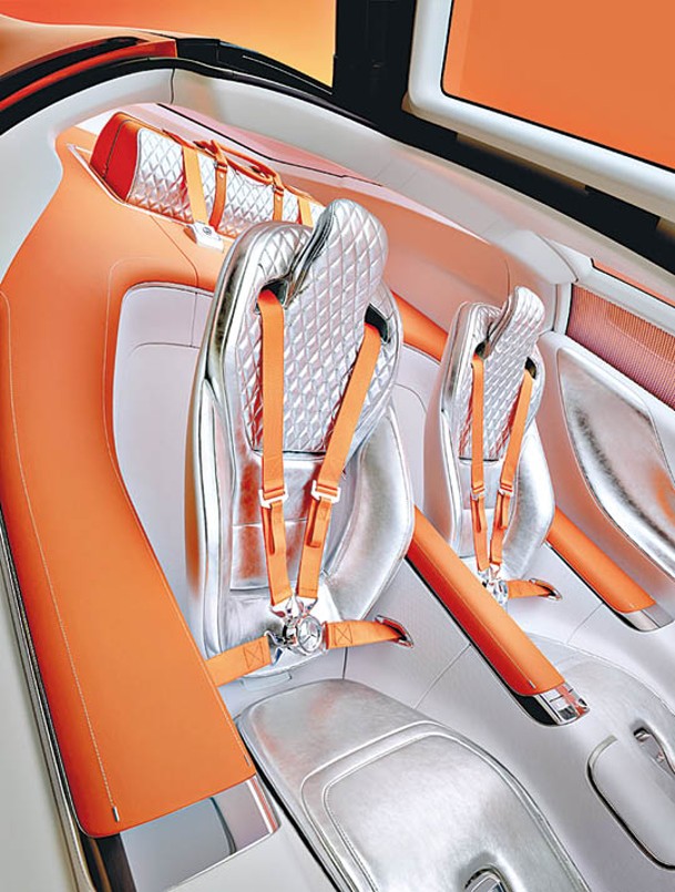 新型賽車桶椅配上橙色四點式安全帶，並以菱紋絎縫銀色皮革包覆。