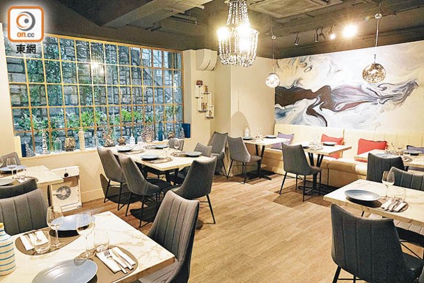 簡約舒適的用餐區，吊燈配玻璃窗，氣氛悠閒。