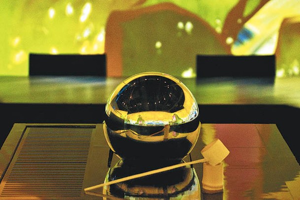 餐廳內有teamLab的球形茶釜作品《茶釜 虛空，2022》，將360度包圍的《百》同步反映出來。